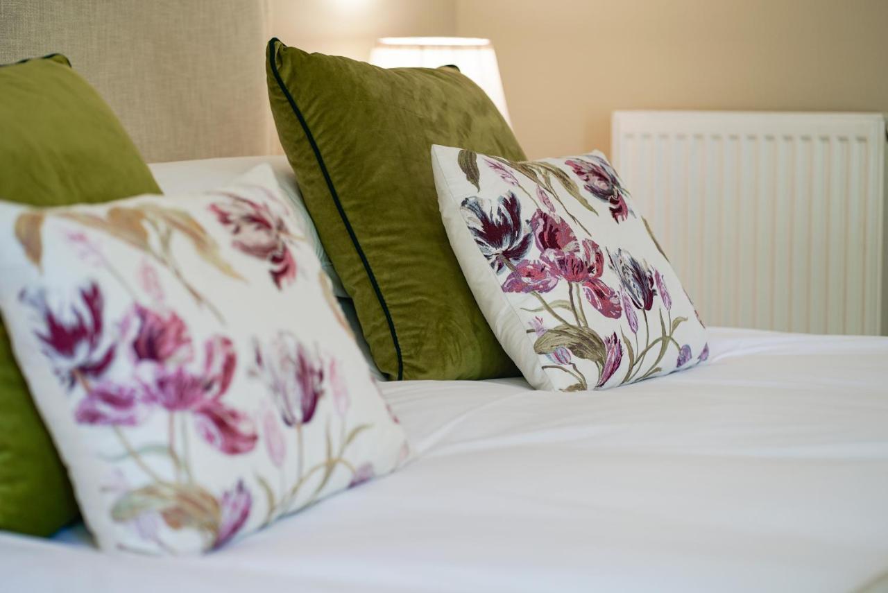 Great Ashley Farm Bed And Breakfast & Shepherds Huts Bradford-On-Avon Ngoại thất bức ảnh