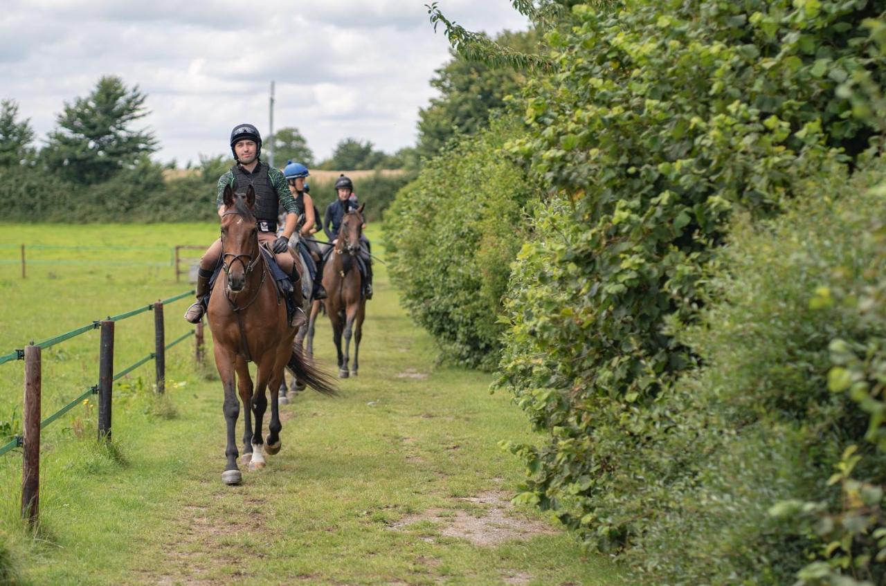 Great Ashley Farm Bed And Breakfast & Shepherds Huts Bradford-On-Avon Ngoại thất bức ảnh