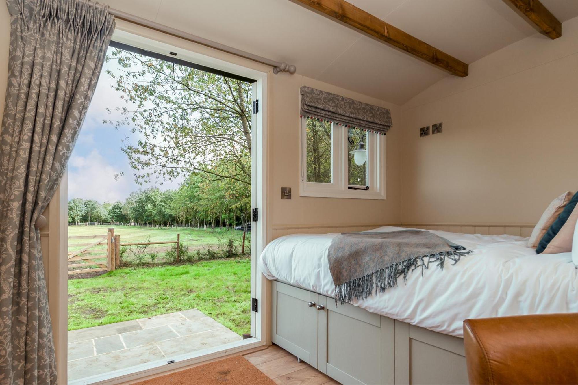 Great Ashley Farm Bed And Breakfast & Shepherds Huts Bradford-On-Avon Ngoại thất bức ảnh