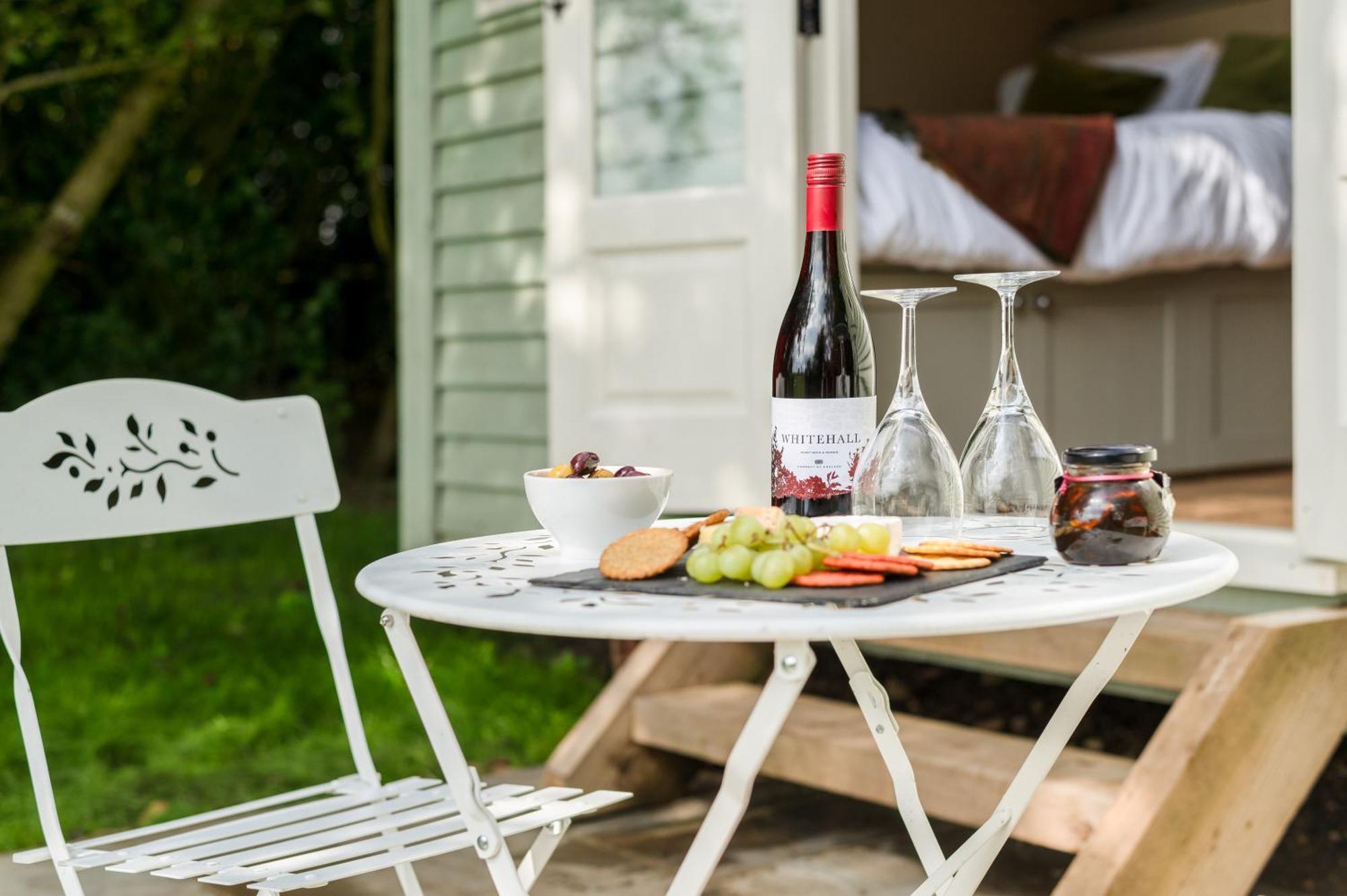Great Ashley Farm Bed And Breakfast & Shepherds Huts Bradford-On-Avon Ngoại thất bức ảnh