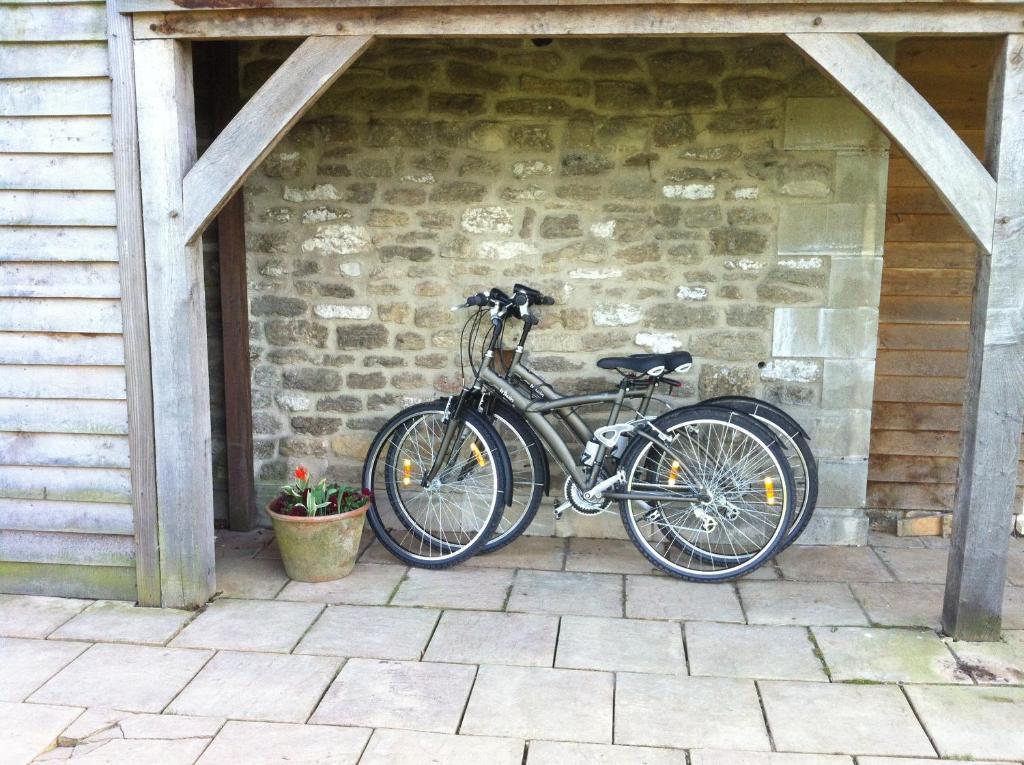 Great Ashley Farm Bed And Breakfast & Shepherds Huts Bradford-On-Avon Ngoại thất bức ảnh