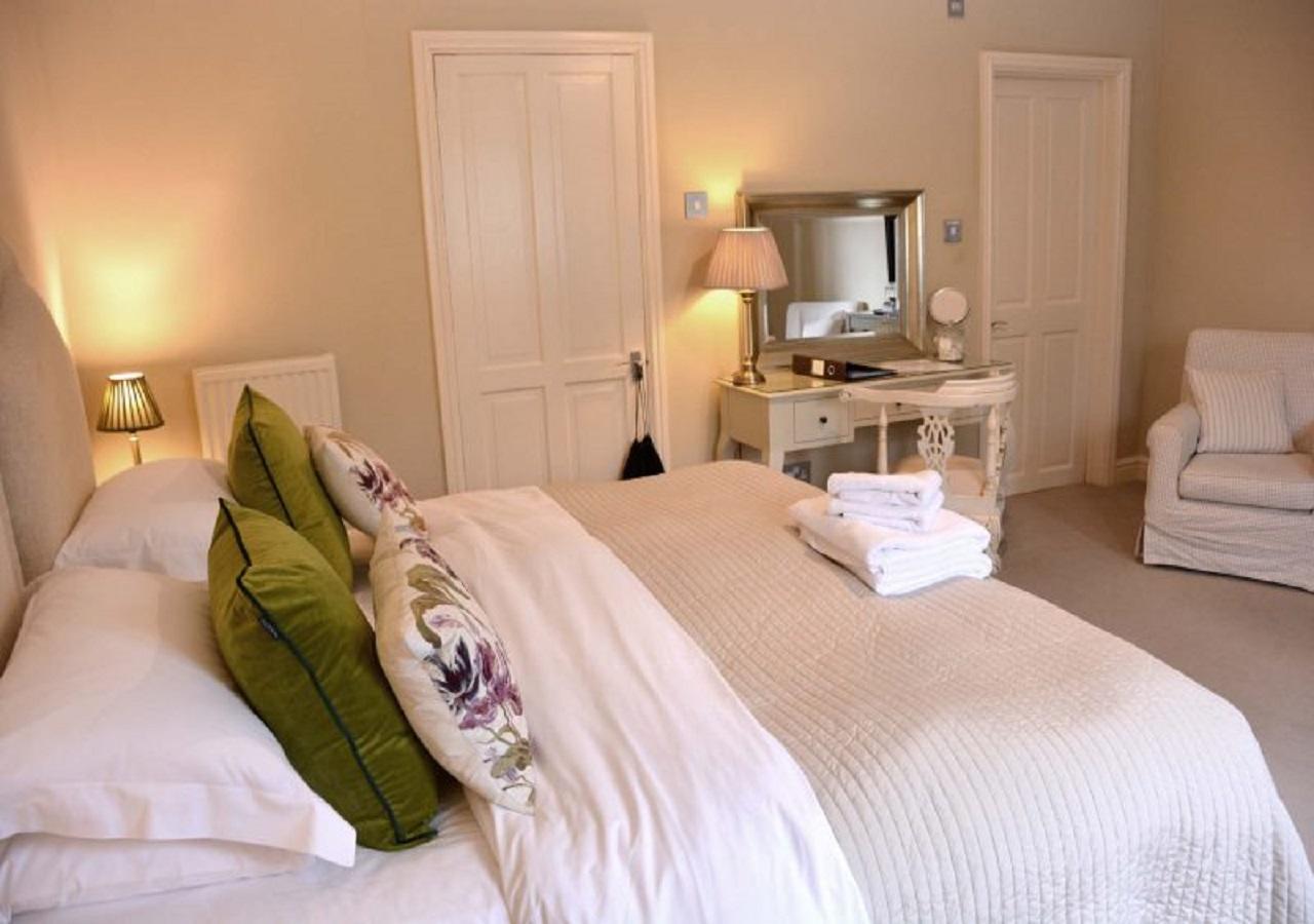 Great Ashley Farm Bed And Breakfast & Shepherds Huts Bradford-On-Avon Ngoại thất bức ảnh