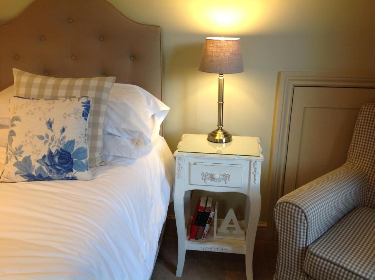 Great Ashley Farm Bed And Breakfast & Shepherds Huts Bradford-On-Avon Ngoại thất bức ảnh